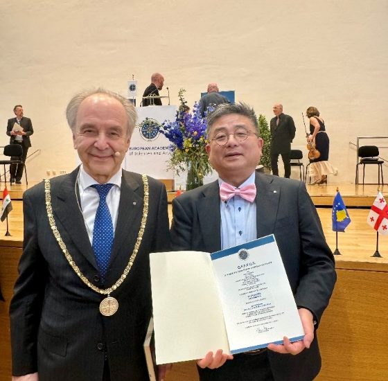 澳科大朱依諄講座教授獲頒歐洲科學與藝術院院士證書